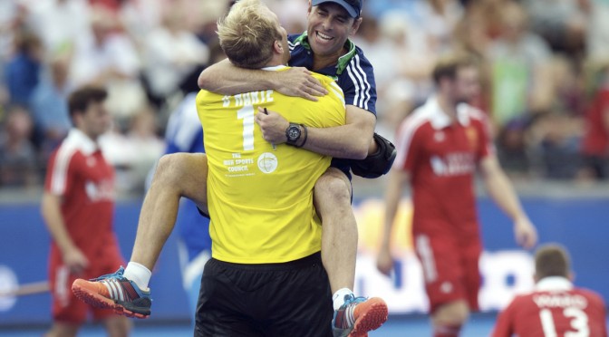 LONDON - Unibet EuroHockey Championships men
19 IRL v ENG (Bronze Medal Match) 3-2
Foto: Coach Graig Fulton in the arms off David Harte.
WSP COPYRIGHT FRANK UIJLENBROEK