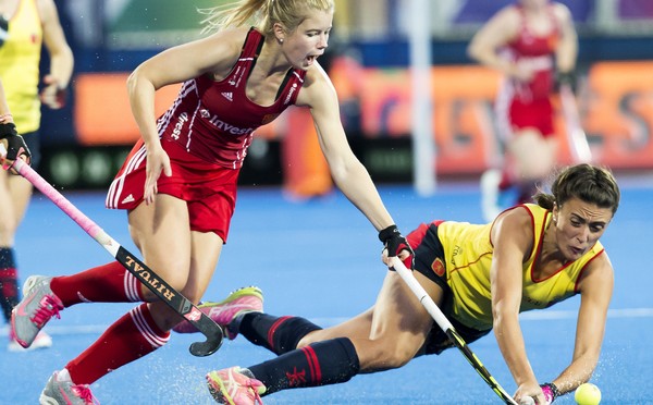 LONDON - Unibet Eurohockey Championships 2015 in London. Semi-Final England v Spain . Sophie Bray with Spanish Patricia Maraña (r) . WSP Copyright KOEN SUYK
