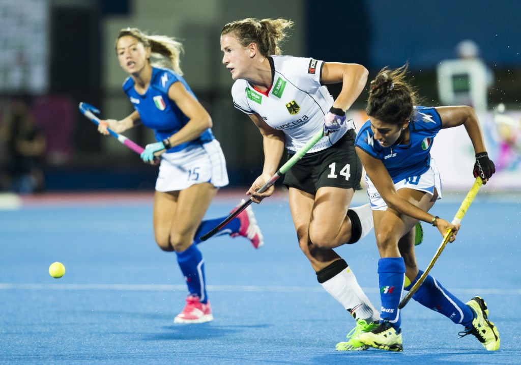 LONDON -  Unibet Eurohockey Championships 2015 in  London. 04 Germany v Italy. Janne Müller-Wieland (C)  with Italian Dalila Mirabella.  WSP Copyright  KOEN SUYK